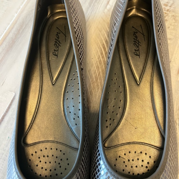 Trotters Sizzle Signature FlT w: Multi metallic embossed fabric Size 11SS - Picture 8 of 10